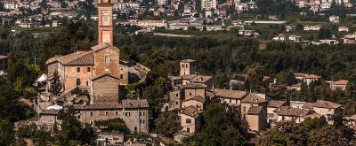Panorama_sul_borgo_antico_e_circondato_dalle_viti